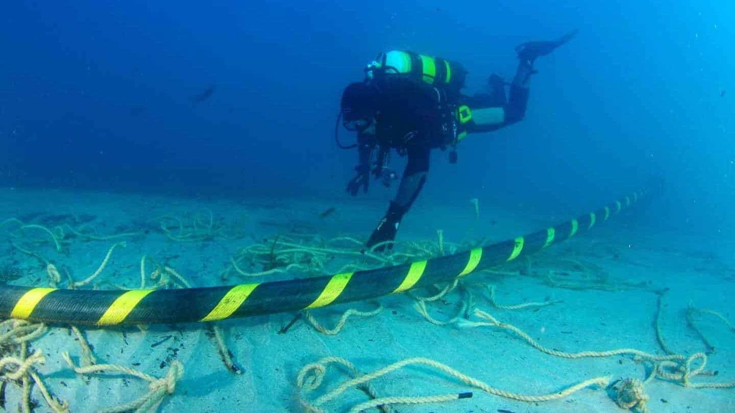 Redeia anuncia que el cable submarino que conecta el sistema eléctrico peninsular con Ceuta ya está operativo