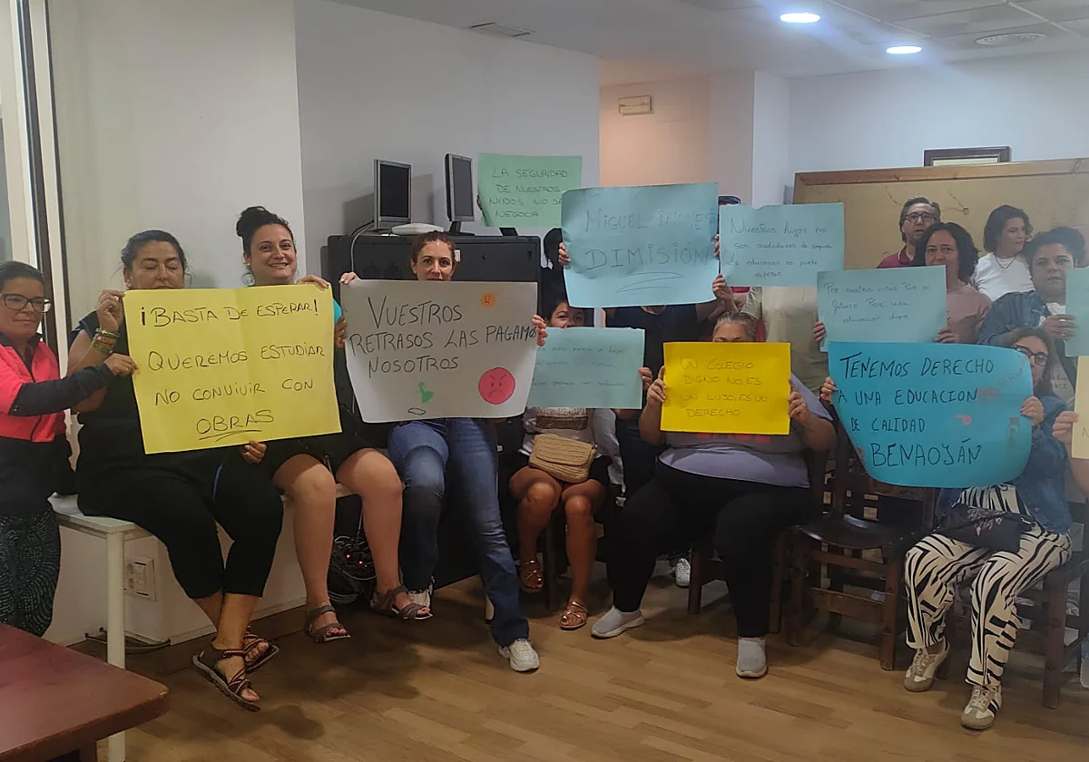 El conflicto por el colegio de Benaoján se enquista: los padres se encierran en el Ayuntamiento