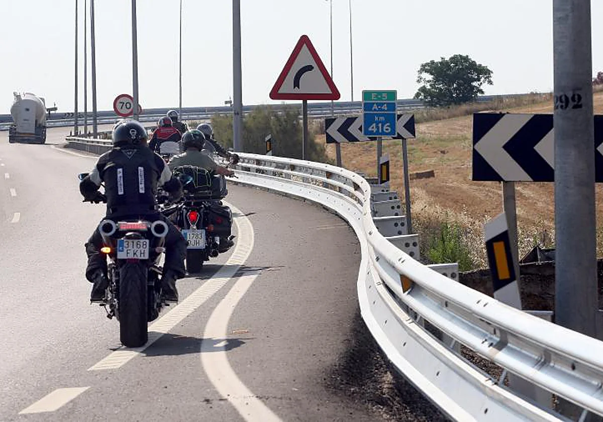 Los motoristas «conquistan» el arcén: el 95% apoya la nueva regulación que permite su uso para evitar congestiones