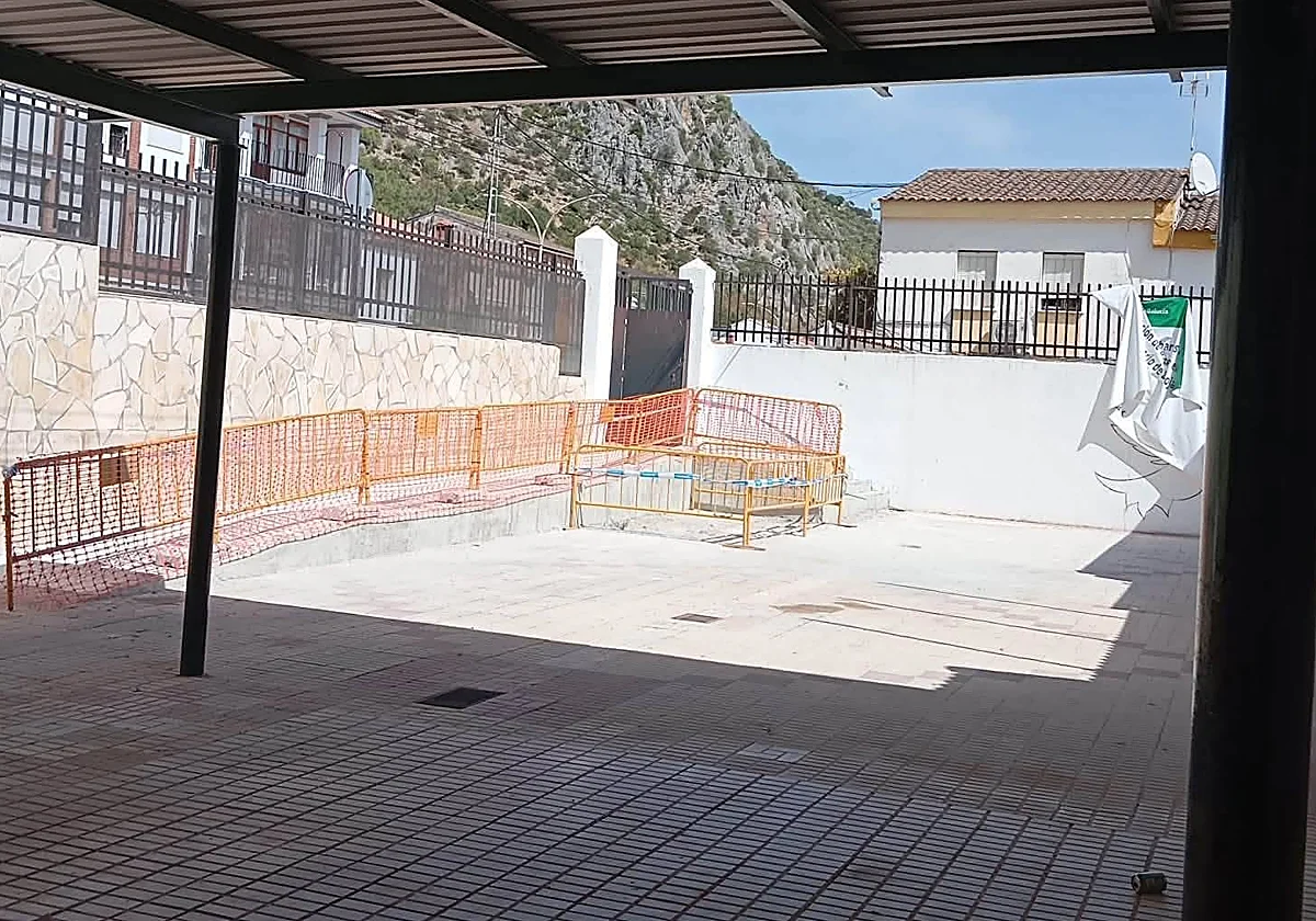 Benaoján redistribuye a los alumnos mientras el alcalde reclama un certificado de seguridad para el colegio