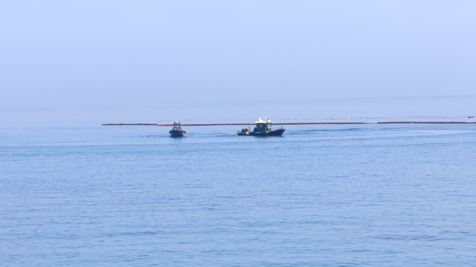 Interior inicia los trámites para prolongar el espigón de El Tarajal: la barrera flotante se sustituirá por un dique vertical