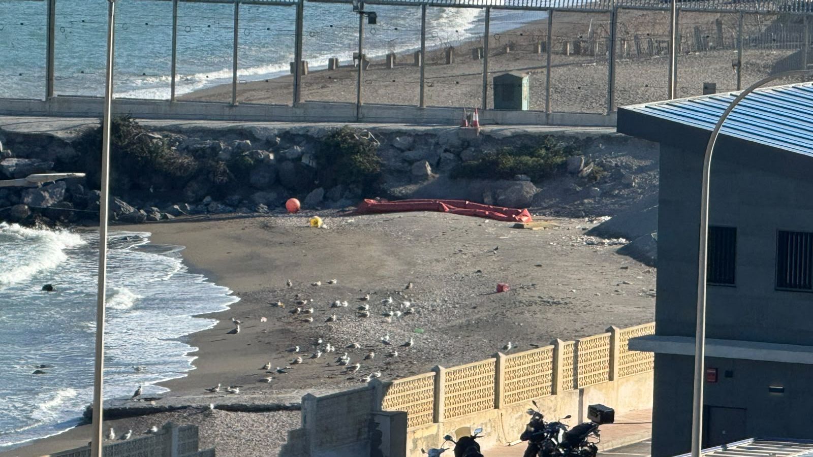 Interior dice que ampliará el espigón del Tarajal el día que se desinflan las boyas instaladas tras la invasión de Ceuta