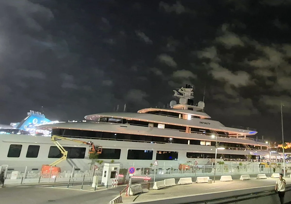 El rey de las ferreterías de Estados Unidos amarra su megayate en el puerto de Málaga