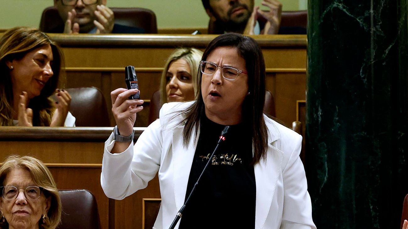 Armengol expulsa a Ana Vázquez por mostrar un espray de gas pimienta como los de "las escolares en Ceuta"
