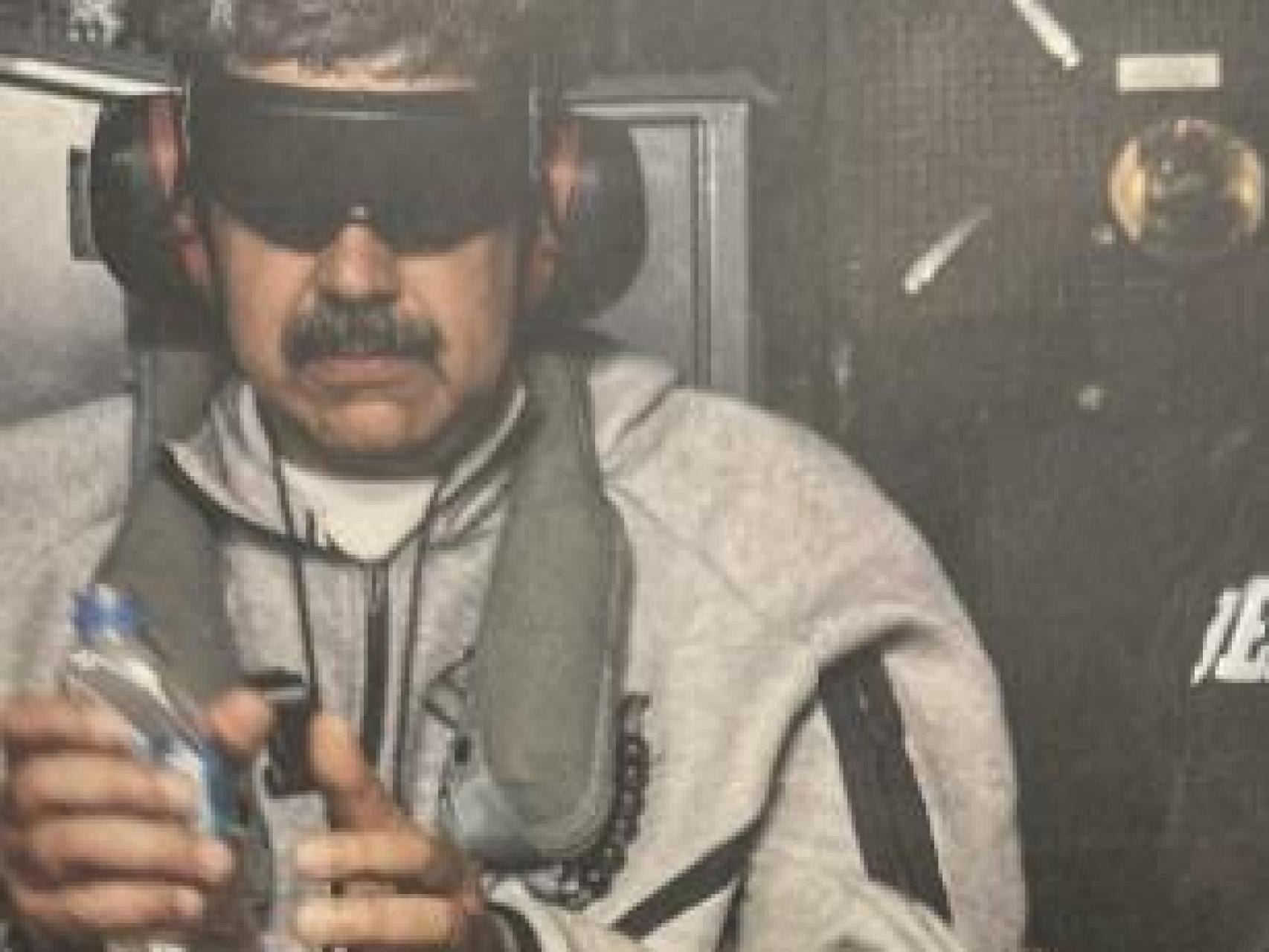 Trump difunde la primera imagen de Maduro detenido: con esposas, ojos tapados y a bordo del USS Iwo Jima