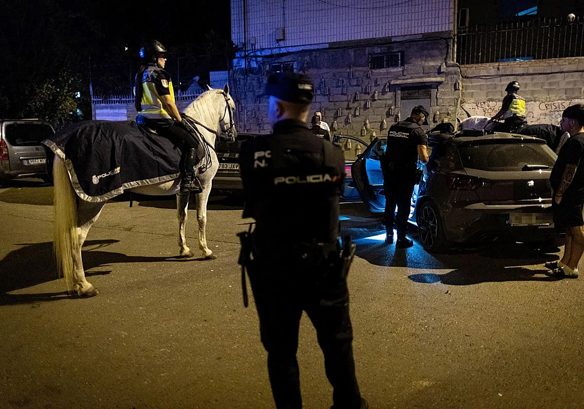 Más de 100 identificados por las peleas de toxicómanos de Granada en un gran despliegue con helicóptero y caballería