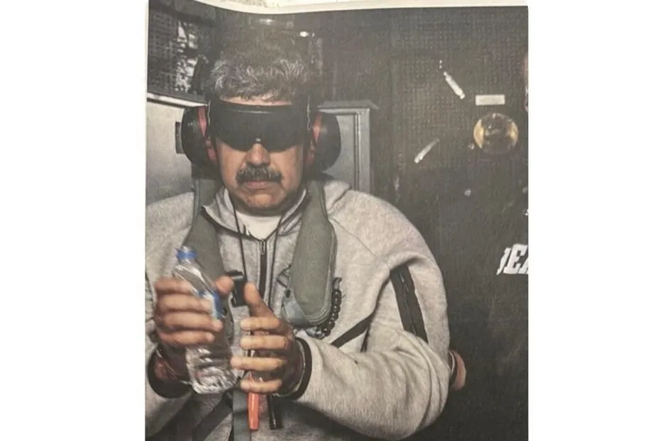 Trump publica una foto de Maduro esposado y con los ojos tapados a bordo de un buque rumbo a EEUU