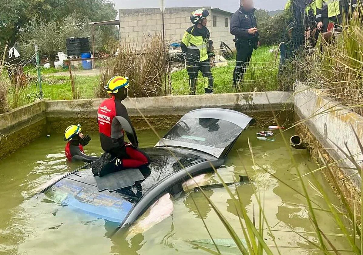 Encuentran un coche en una alberca en Estepona y no localizan a nadie en el lugar