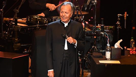 Julio Iglesias vende su mansión de Galicia en tiempo récord: la casa con 7 dormitorios y 13 baños que nunca llegó a pisar