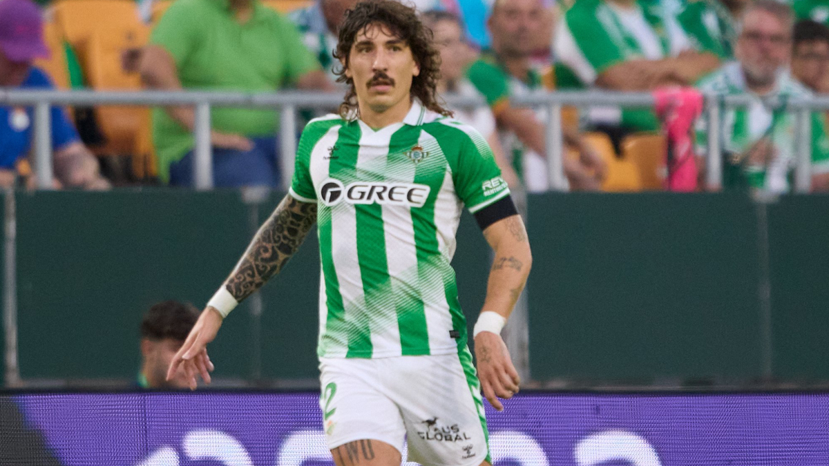 La renovación de Bellerín, una tarea 'inesperada' para Fajardo y el Betis