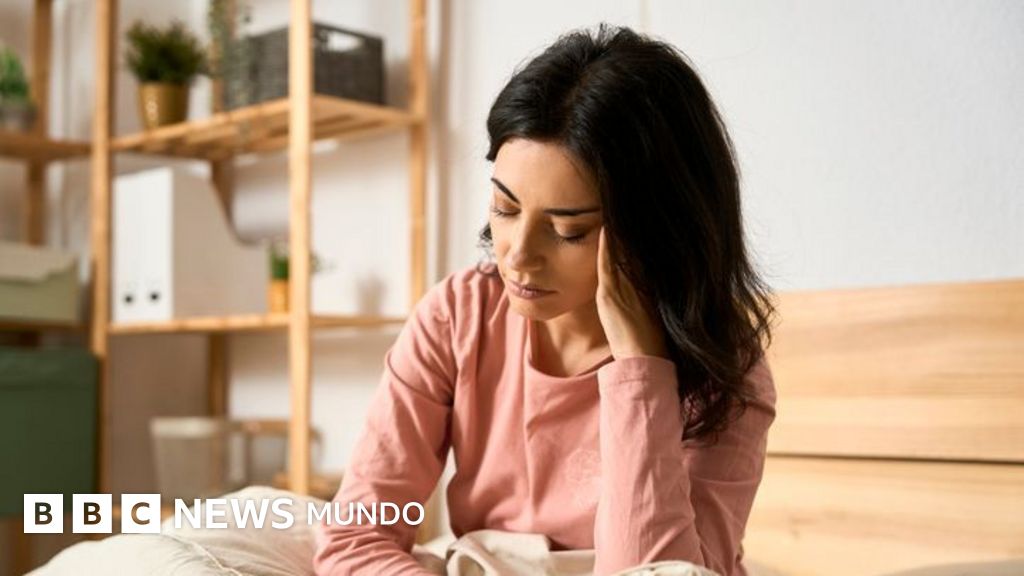 Por qué más mujeres sufren ataques de migraña que los hombres (y qué puede ayudar a calmar el dolor)