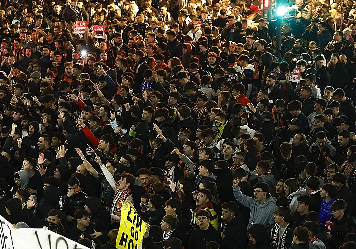 La debacle ante el Celta hace estallar de cólera a la afición del Valencia