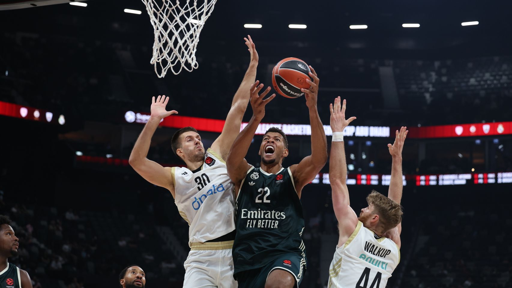 El Real Madrid paga su mala toma de decisiones con una derrota ante Dubai Basketball en su debut en la Euroliga
