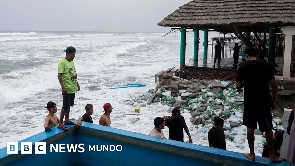 La tormenta Polo sigue su avance como huracán mayor y se prevé que toque tierra en el noroeste de México