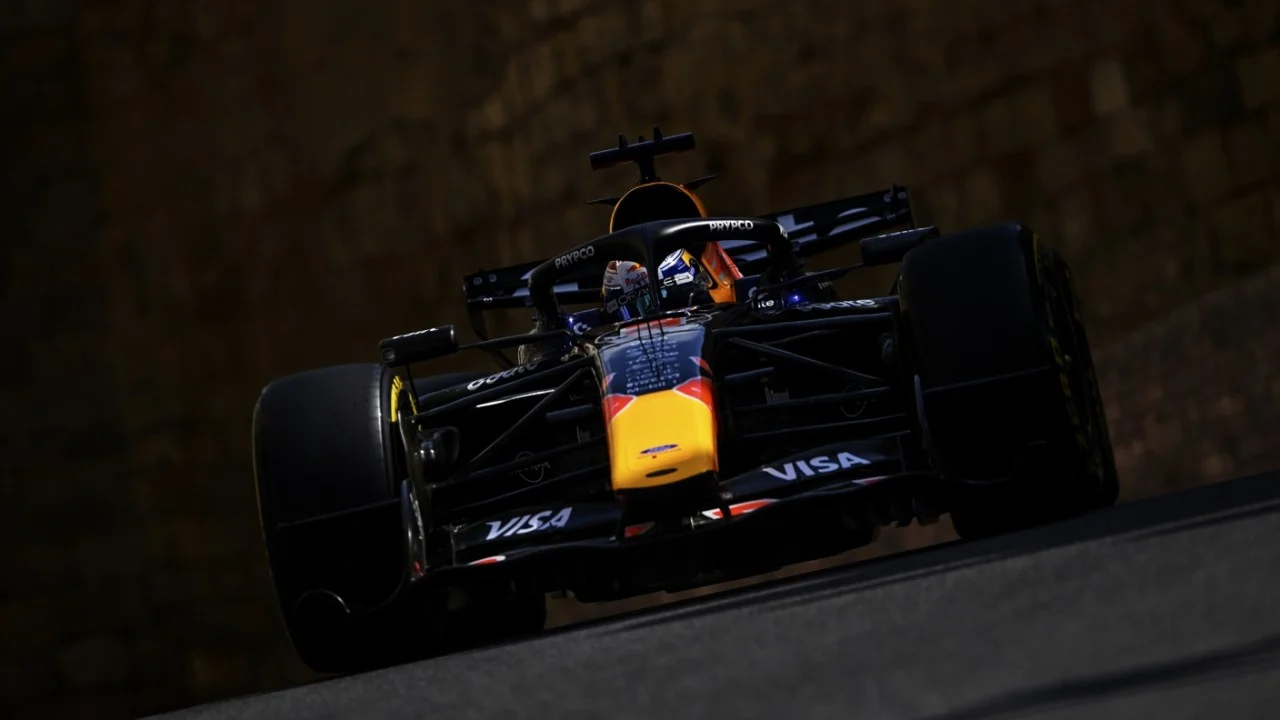 Max Verstappen planta cara a los Mercedes en Bakú antes de la clasificación