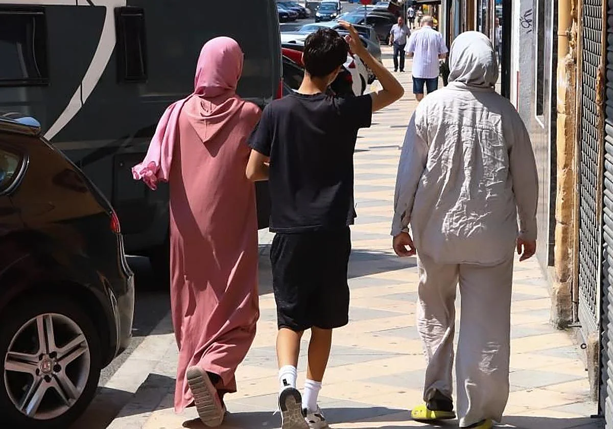 Lleida prohíbe el burka en espacios públicos con los votos de PSC, Junts y Vox