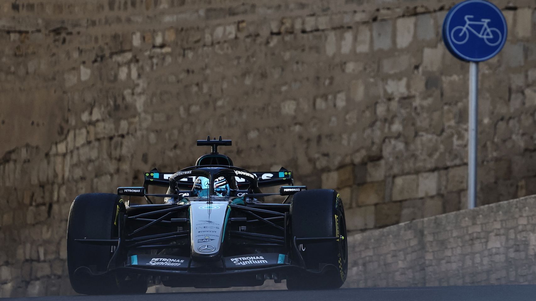 Russell aprovecha el error de Antonelli en la Q1 y se lleva la pole en GP de Azerbaiyán