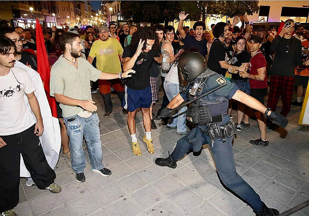 Disturbios en la concentración de Valladolid contra la empresa que desahució a Maricarmen
