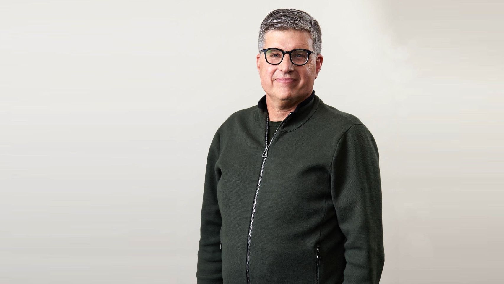 El trabajo de Tom Marieb en Apple que asegura la resistencia del iPhone Duo: "Vive la vida, ya nos preocupamos nosotros"