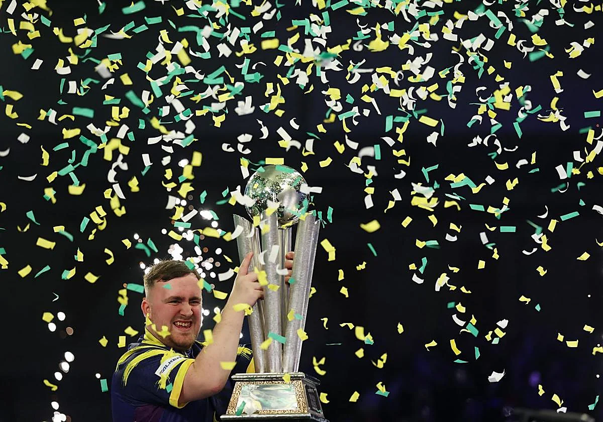 Luke Littler, bicampeón mundial de dardos