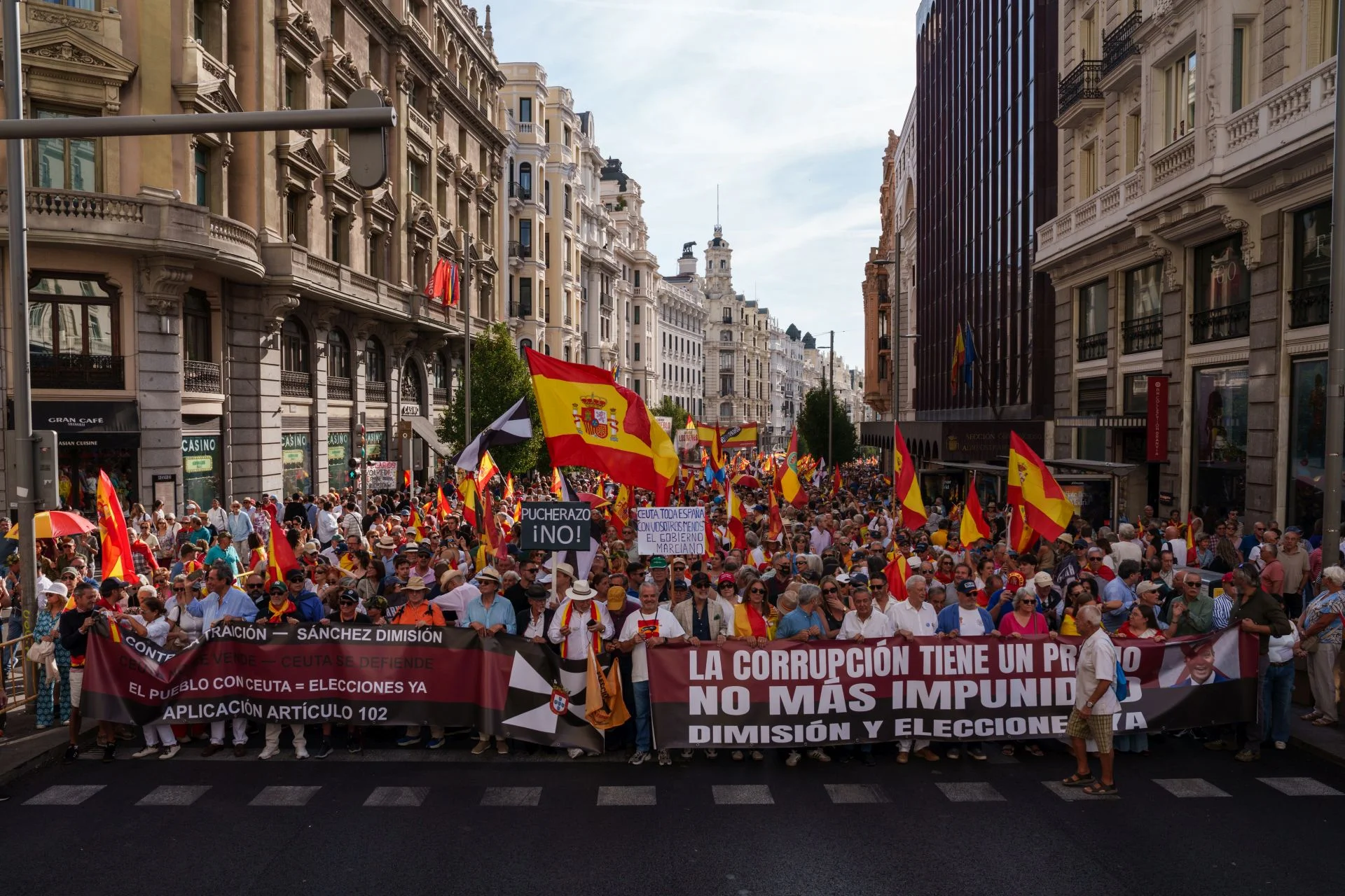 Miles de personas se manifiestan en apoyo a Ceuta en Madrid y piden elecciones