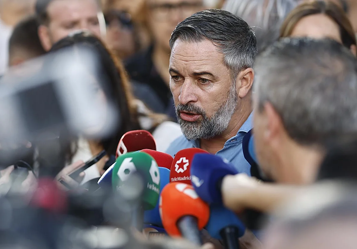 Abascal se revuelve contra Aznar y le recomienda a Feijóo que se busque «un mejor padrino»