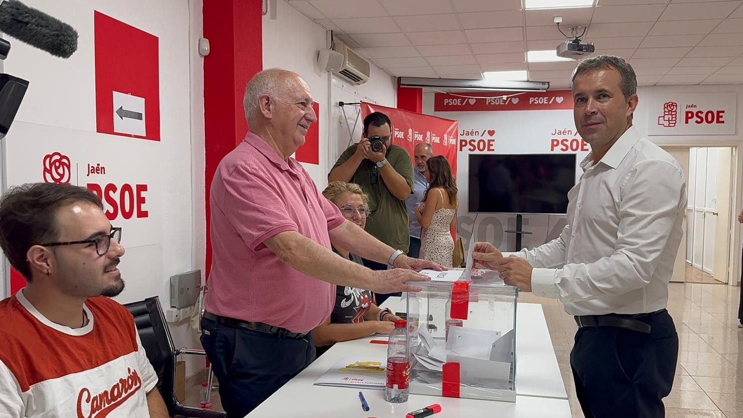 Julio Millán salva los muebles a María Jesús Montero y gana las primarias del PSOE en Jaén