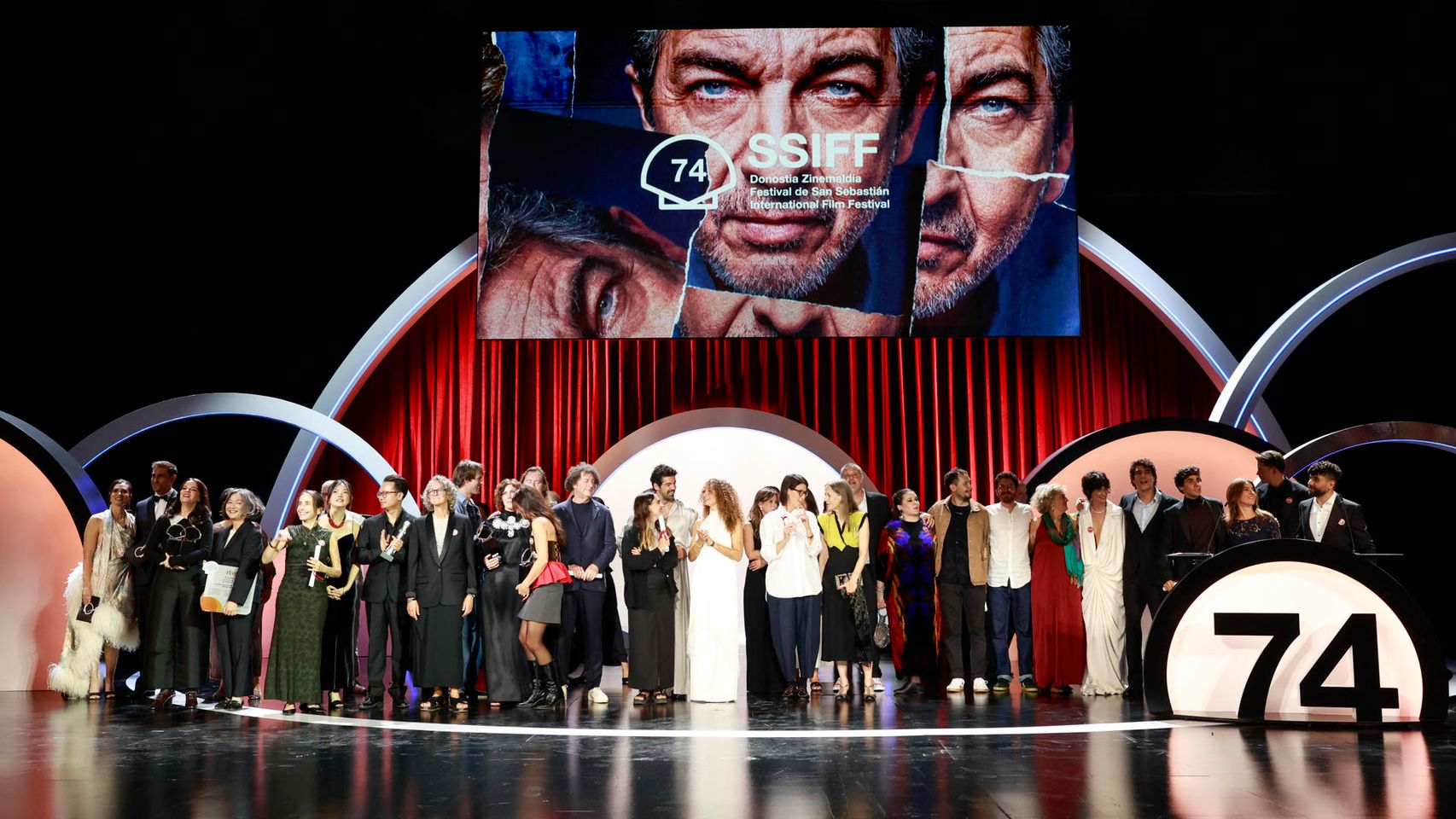 Mike Leigh gana la Concha de Oro del Festival de San Sebastián con la película 'Tender Loving Care'