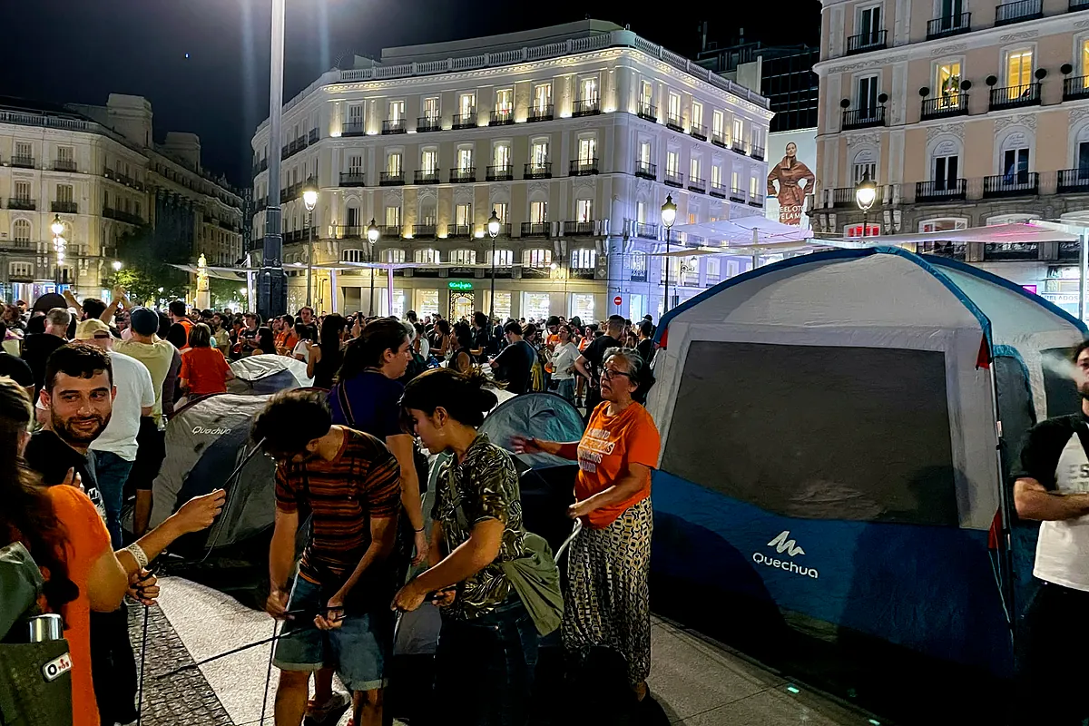 Cientos de personas acampan en Sol por la vivienda: "O cae el rentismo, o cae el Gobierno"