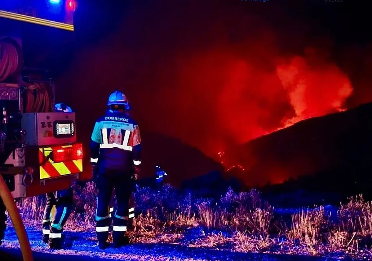 Igualeja respira tras una noche cercada por el fuego: «Nos hemos llevado un susto grande»