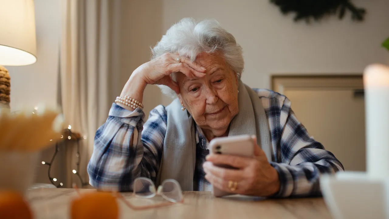 No solo niños y adolescentes, los adultos mayores también se han vuelto adictos al scrolling de videos cortos