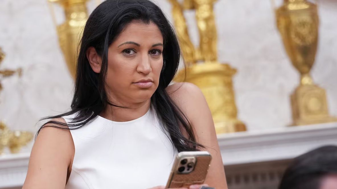 Katie Miller, asesora de Trump, atacó 500 veces a ChatGPT, Claude y Gemini pero invirtió en secreto un millón en Grok