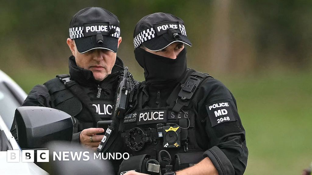 La policía británica arresta a 5 sospechosos de preparar un atentado terrorista cerca de una base aérea utilizada por el ejército de EE.UU.