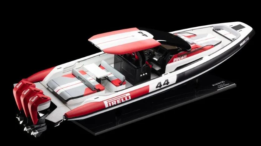 Ducati se lanza al agua con la exclusiva Pirelli 44