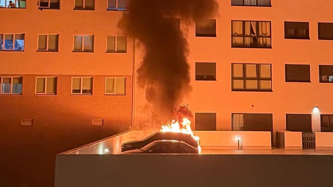 Dos vehículos arden de madrugada en la avenida de Lamadosa de A Coruña