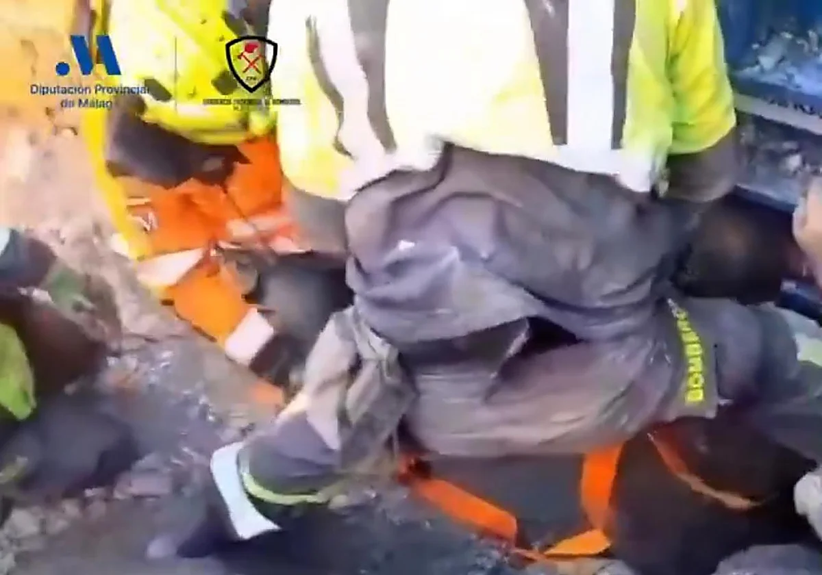 Rescatan a un hombre atrapado entre los escombros por el derrumbe de un local en obras en Málaga