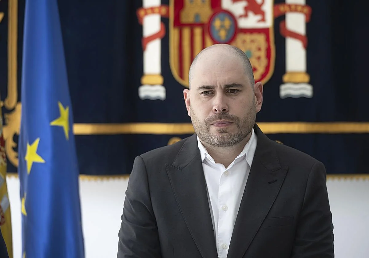 El delegado que siempre estaba en la foto se marcha con la gran mancha de los avisos del CNI