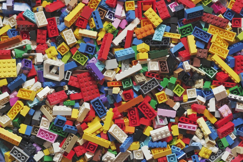 Un empleado de LEGO enseña lo que recibió por su cuarto aniversario en la empresa: es un ladrillo casi imposible de conseguir