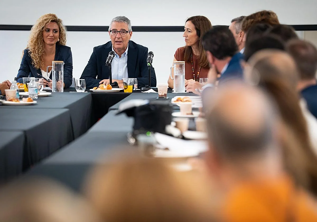 El presidente de la Diputación, «sufridor» de los atascos de Rincón a la capital: más de una hora para llegar a su trabajo