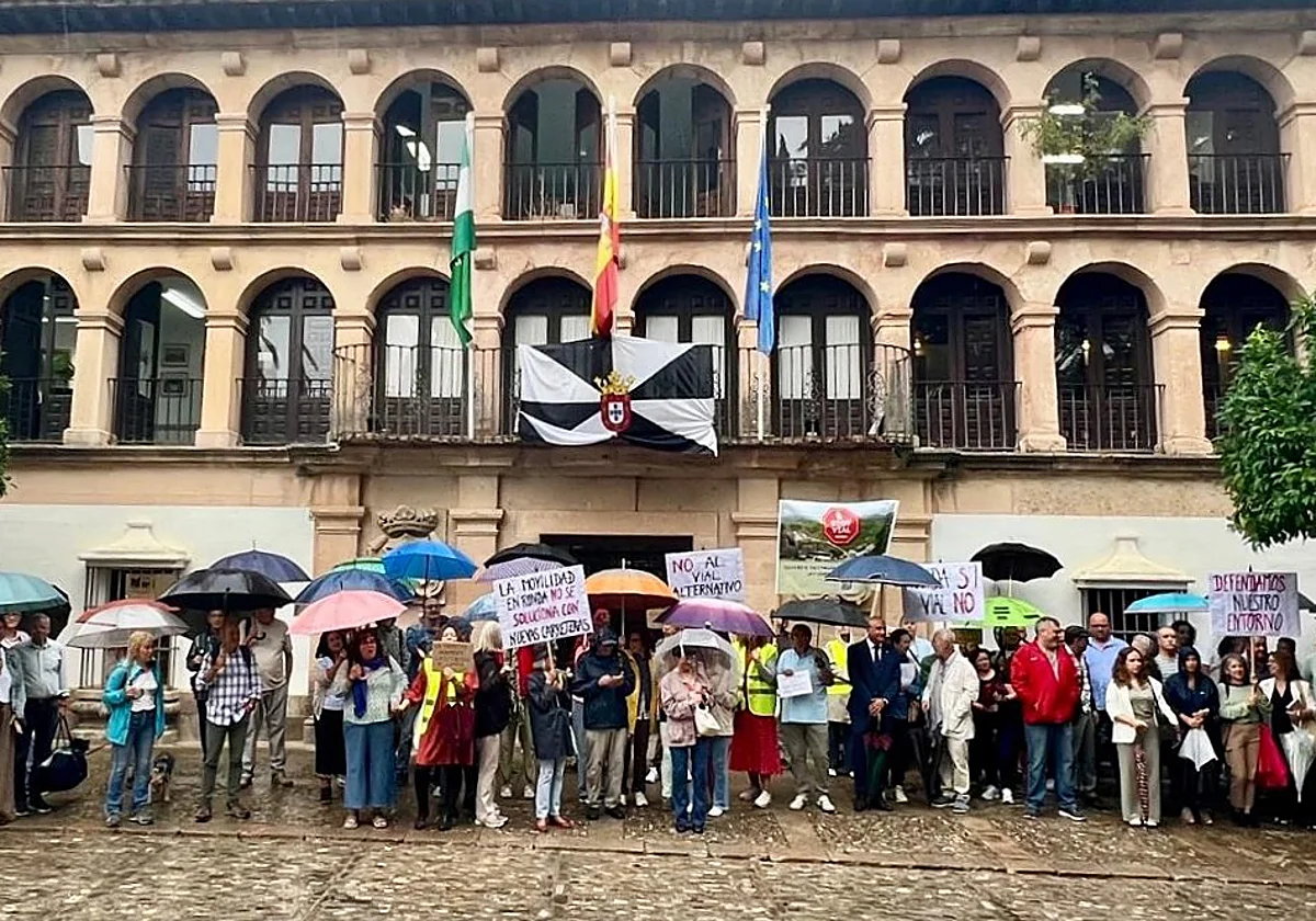 Varias decenas de vecinos protestan en Ronda contra el vial alternativo al Puente Nuevo