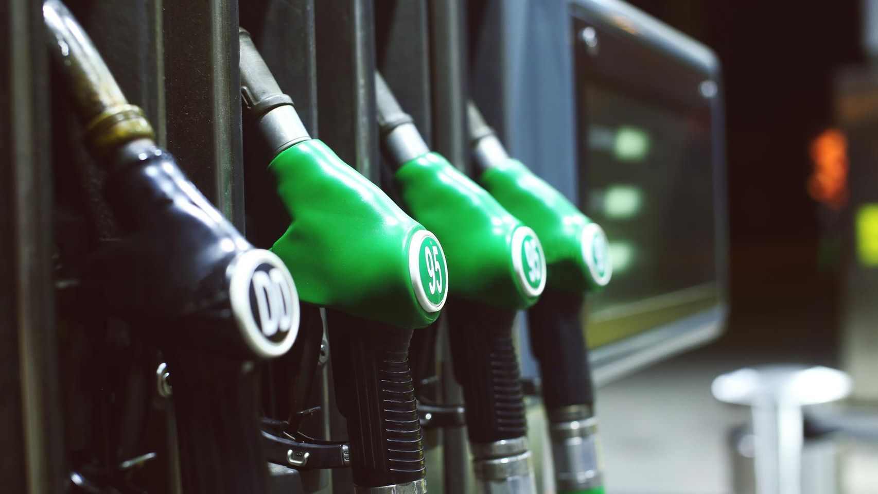 El Gobierno recupera los 0,20 € de descuento en la gasolina y el diésel y 'topa' el gas de la tarifa TUR hasta el 15% de subida