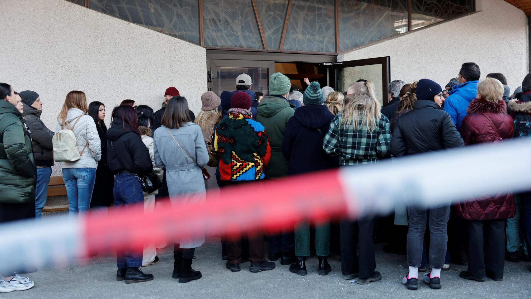 La policía suiza identifica 16 cuerpos más tras el incendio mortal de Nochevieja en un bar de los Alpes suizos
