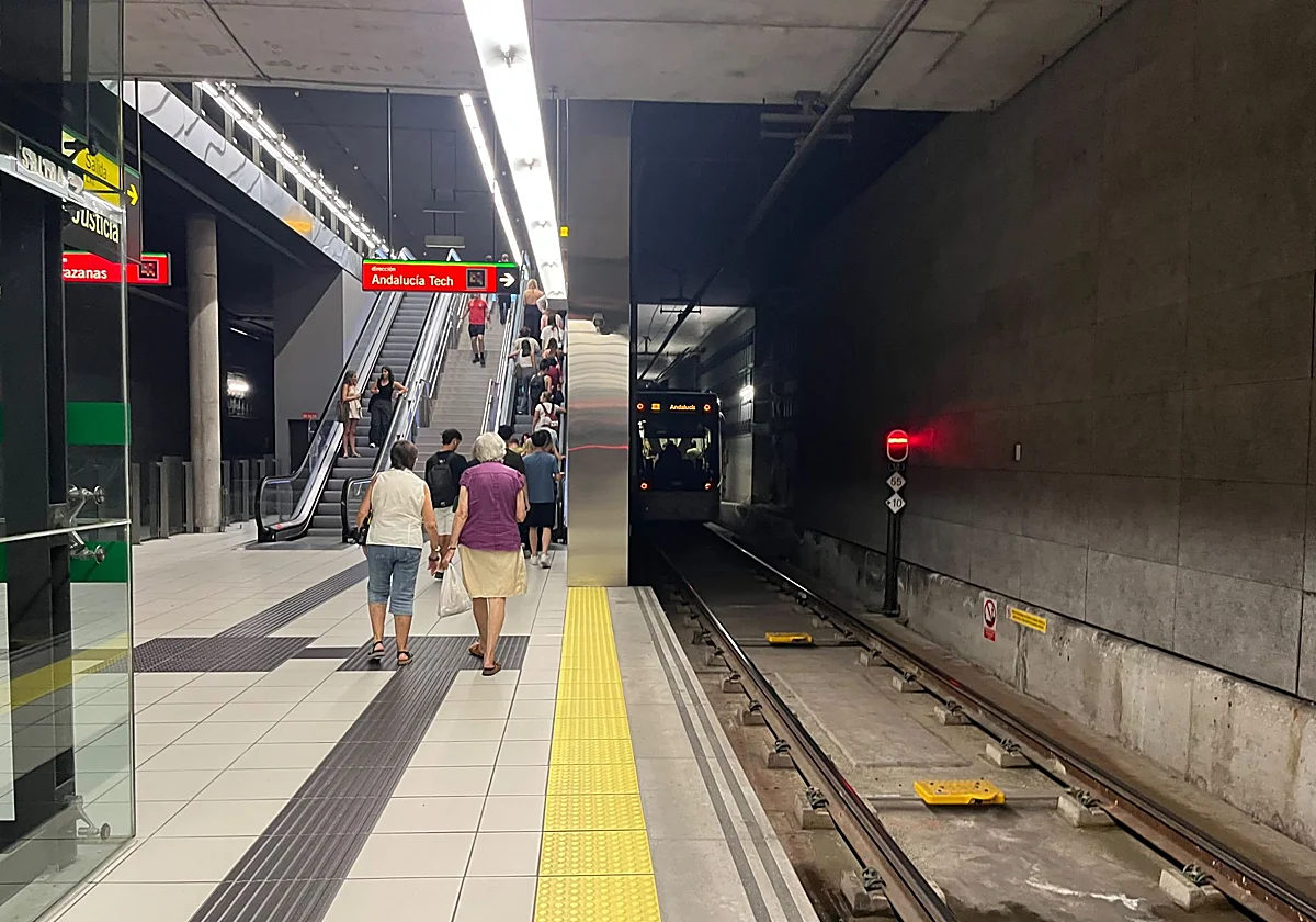 Desalojado un tren del metro tras quedarse parado en el túnel en el Centro de Málaga