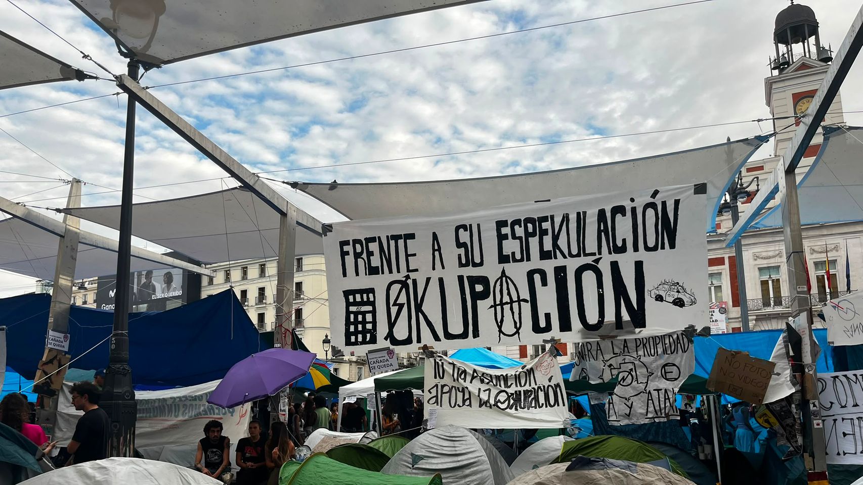 Cierran la zona de acampada de Sol a "turistas y visitantes" por la posible llegada de ultras: "Queremos evitar infiltrados"