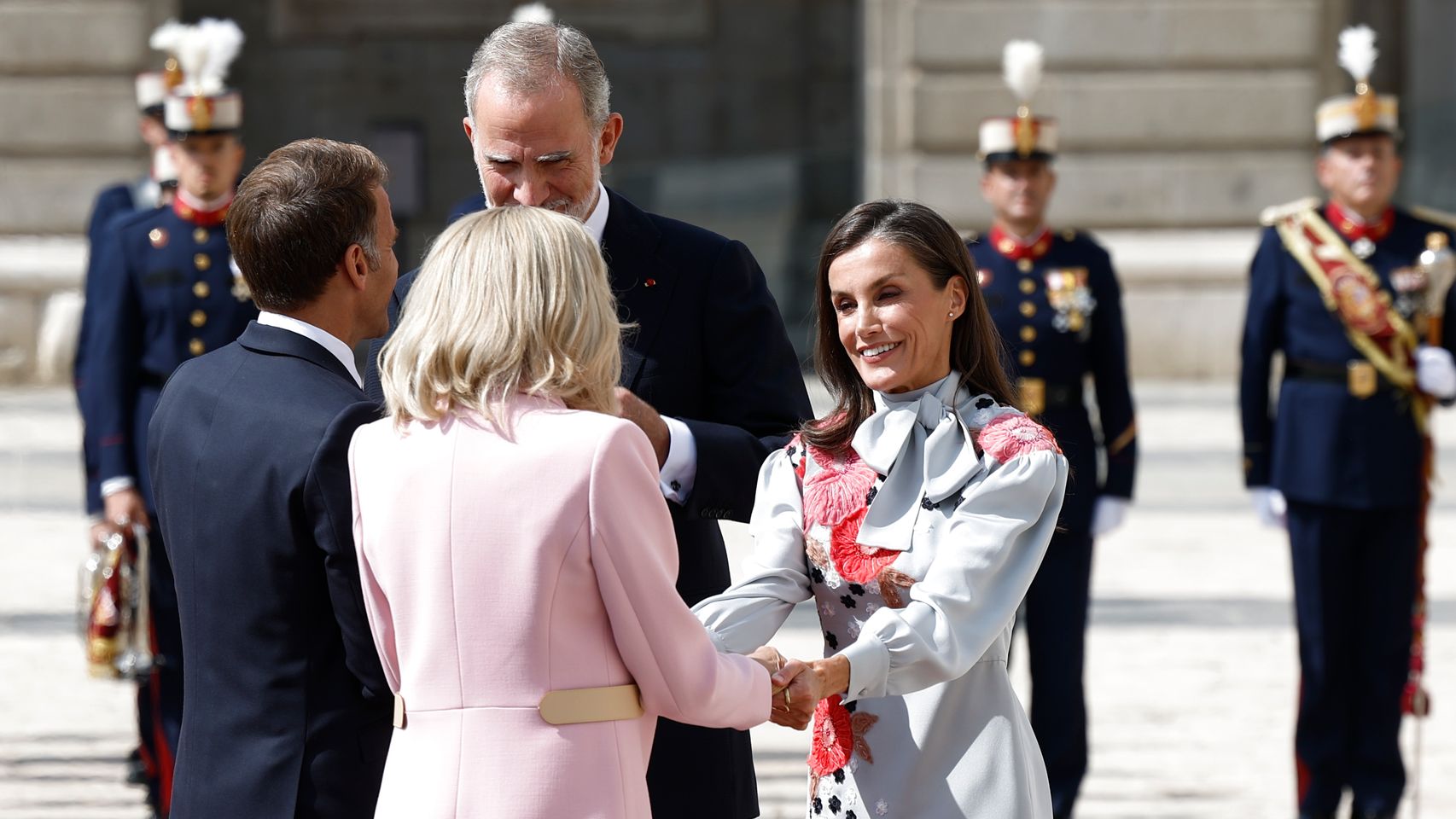 El caluroso recibimiento de Felipe VI y Letizia a los Macron en el Palacio Real de Madrid: abrazos y máximos honores