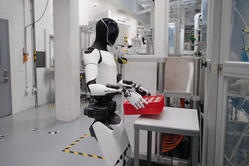Tesla necesita que sus trabajadores enseñen a Optimus a trabajar. El problema es que no todos quieren hacerlo