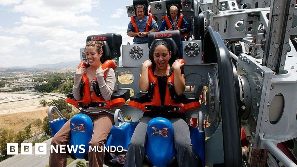 El parque de atracciones Six Flags en California clausura la montaña rusa X2 tras cientos de denuncias de lesiones cerebrales