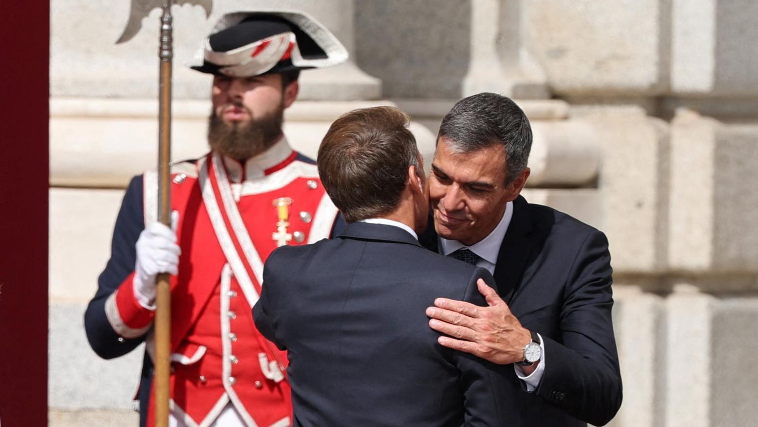 La visita de Macron a Sánchez inquieta a los 'frugales': seis países avisan que solo aceptan recortes al presupuesto de la UE