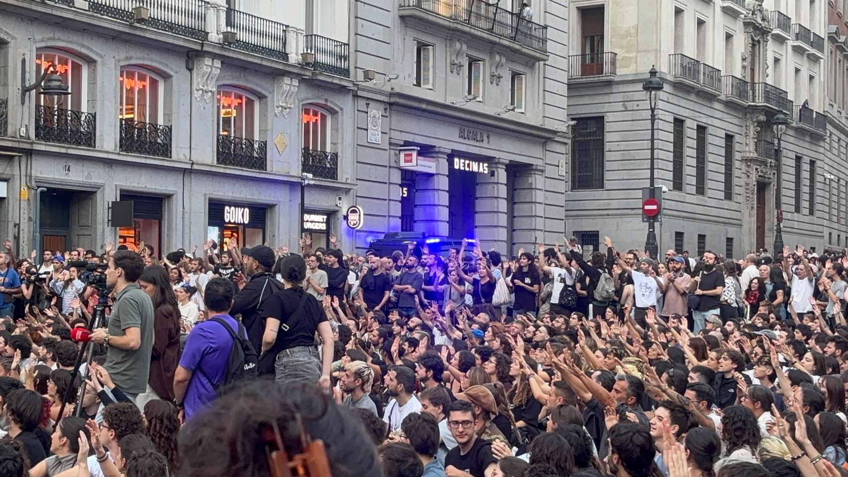 Los acampados en Sol se niegan a irse hasta que no se apruebe el decreto "de forma íntegra": "Va a ser imposible que nos muevan"