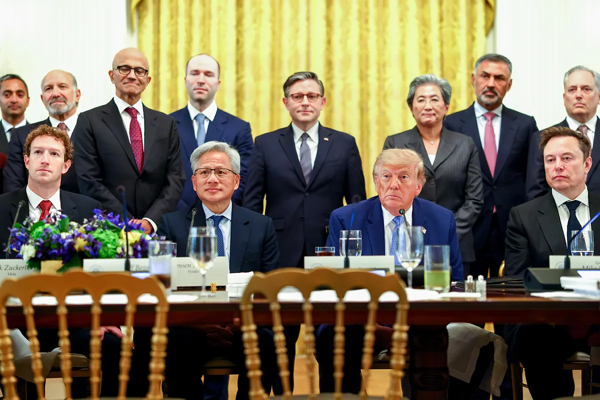 Los gigantes de la IA firman un acuerdo de autorregulación ante Trump